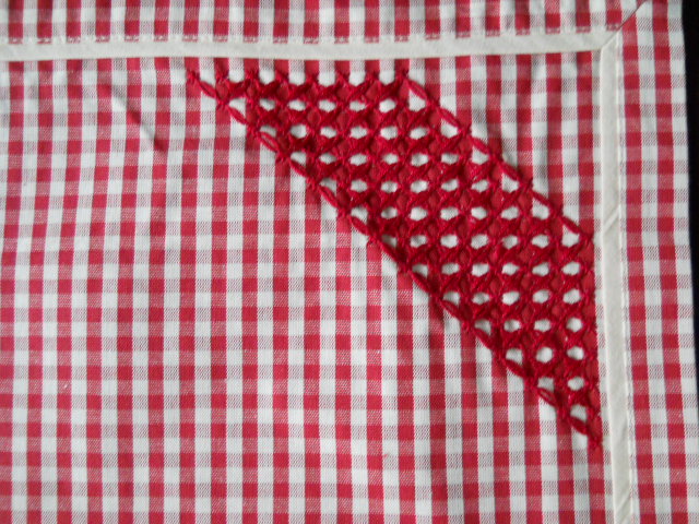 RUNNER BRODERIE SUISSE IN ROSSO2
